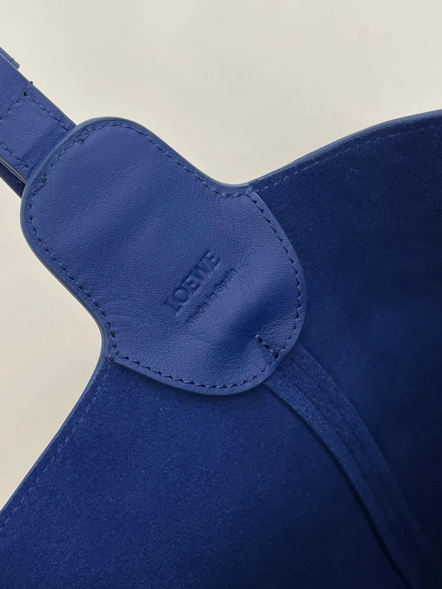 Крепление плечевого ремня с тиснением Loewe Made in Spain с внутренней стороны