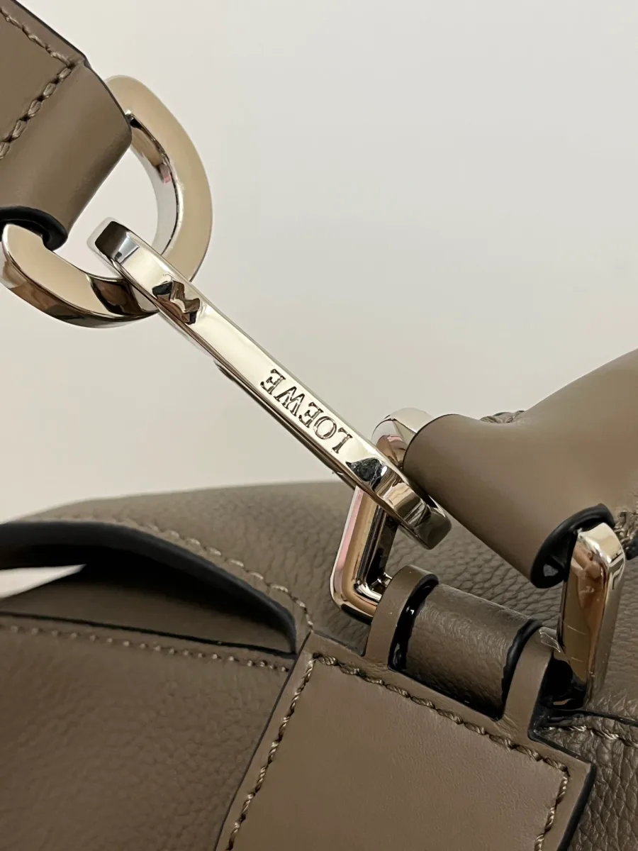 Металлическое крепление съемного ремня с гравировкой Loewe крупным планом