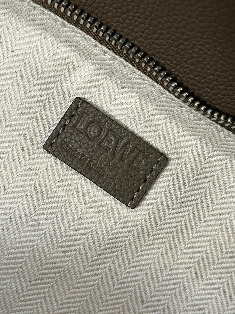 Кожаная нашивка Loewe на светлой текстильной подкладке с шевронным узором