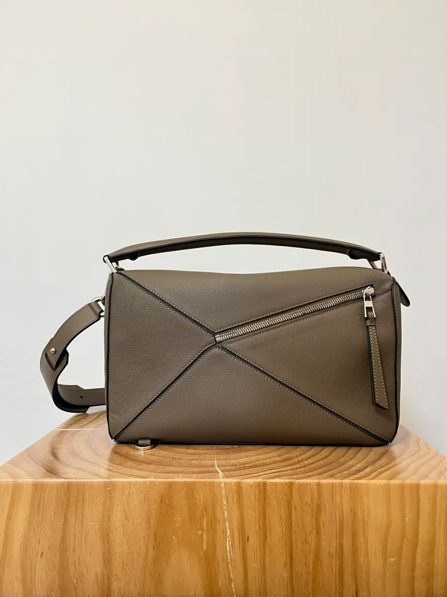 Сумка Loewe Puzzle Large, вид сзади с прорезным карманом на молнии