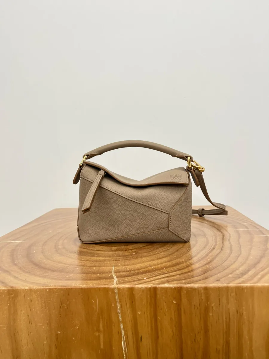 Бежевая сумка Loewe Puzzle Mini с верхней ручкой, фронтальный ракурс