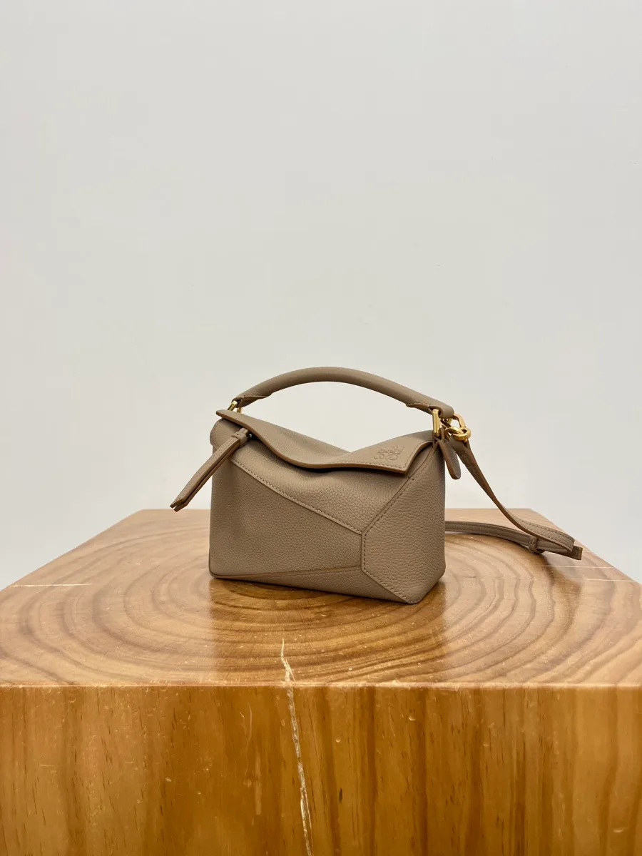Мини-сумка Loewe Puzzle бежевого цвета, ракурс три четверти