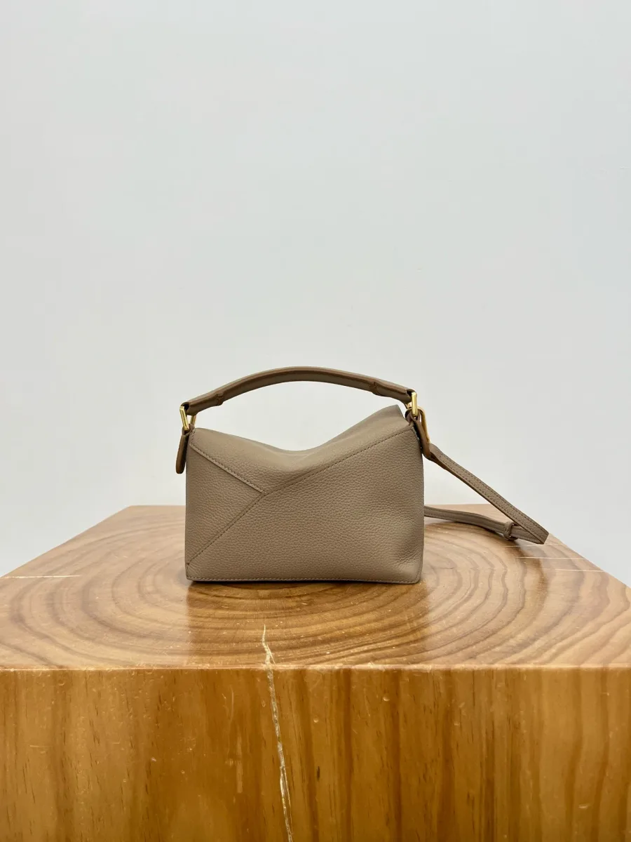 Бежевая сумка Loewe Puzzle Mini с верхней ручкой, вид сзади