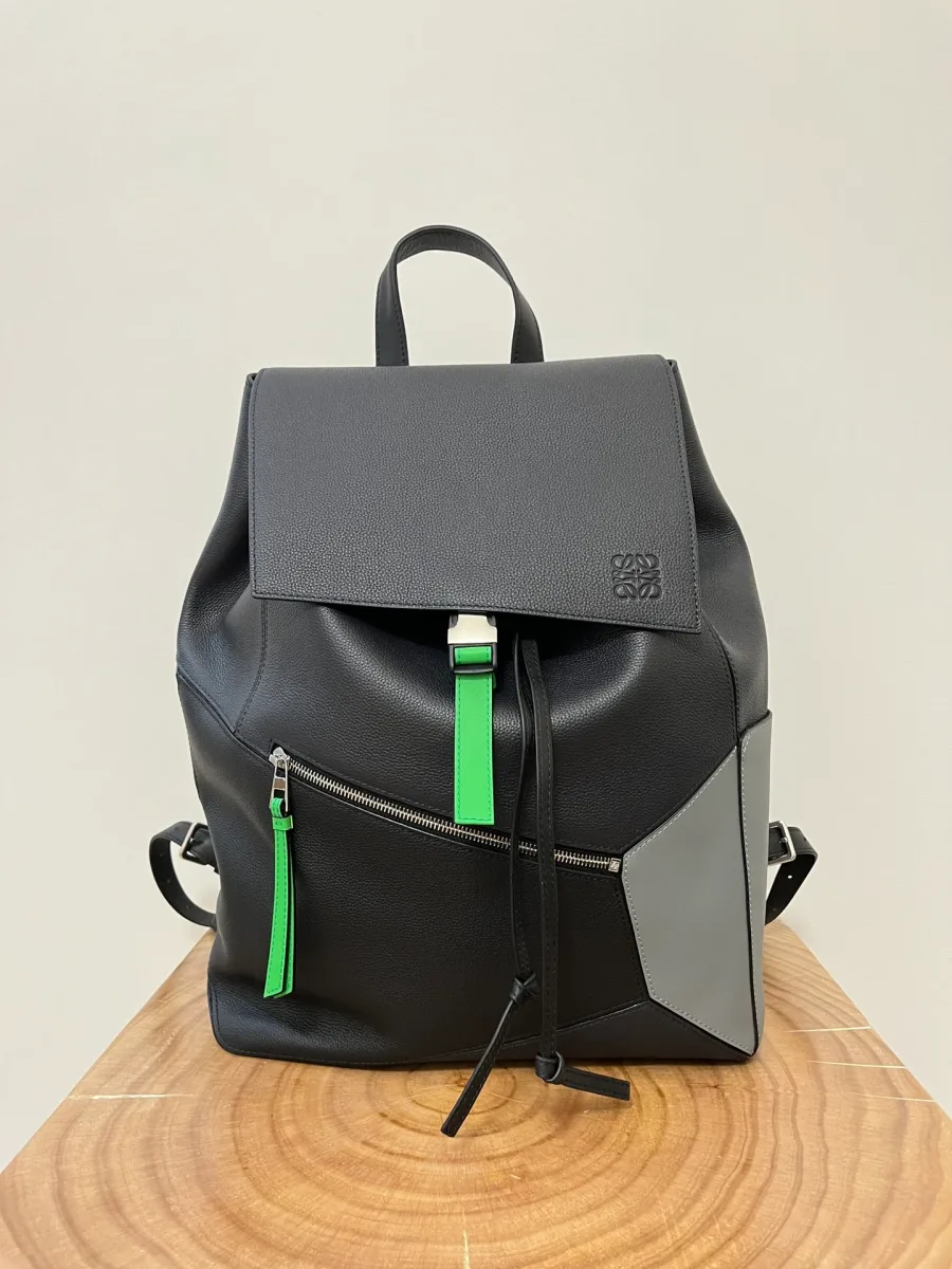 Кожаный рюкзак Loewe Puzzle Backpack в чёрно-сером цвете с зелёным акцентом, вид спереди