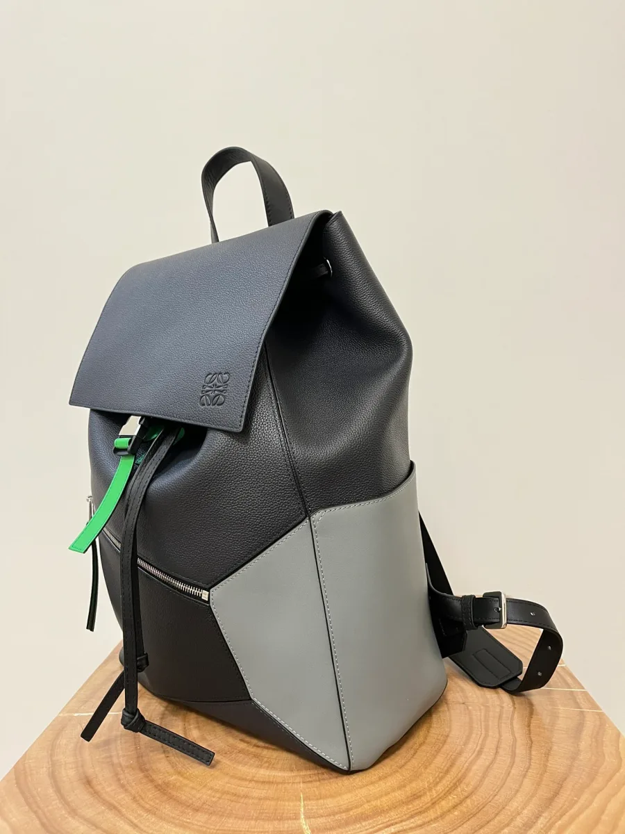 Рюкзак Loewe Puzzle Backpack из комбинированной зернистой кожи, ракурс три четверти