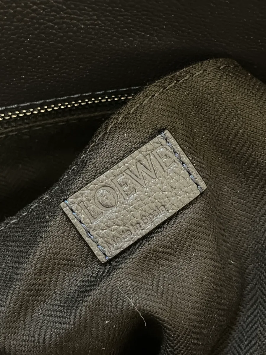 Внутренняя кожаная нашивка с тиснением бренда Loewe на подкладке рюкзака
