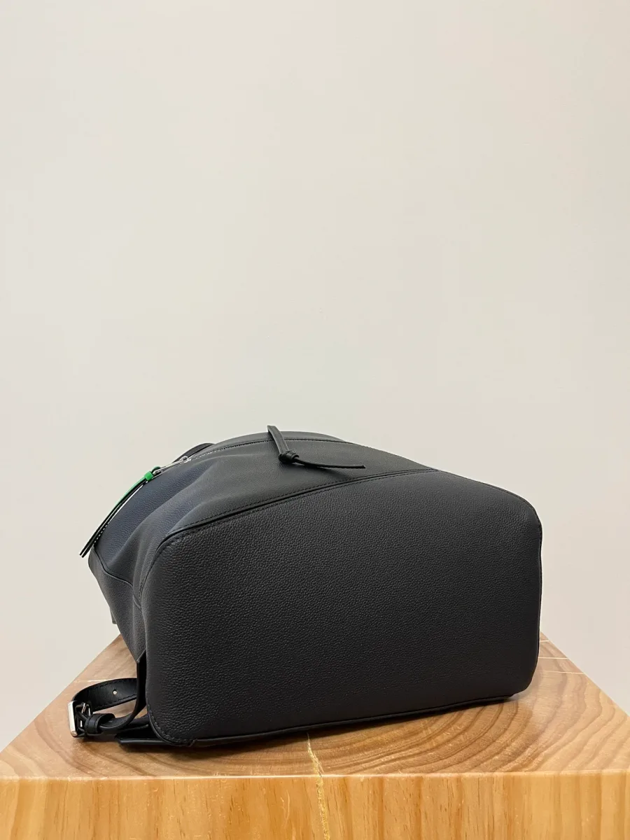 Плотное кожаное дно чёрного рюкзака Loewe Puzzle Backpack, вид снизу