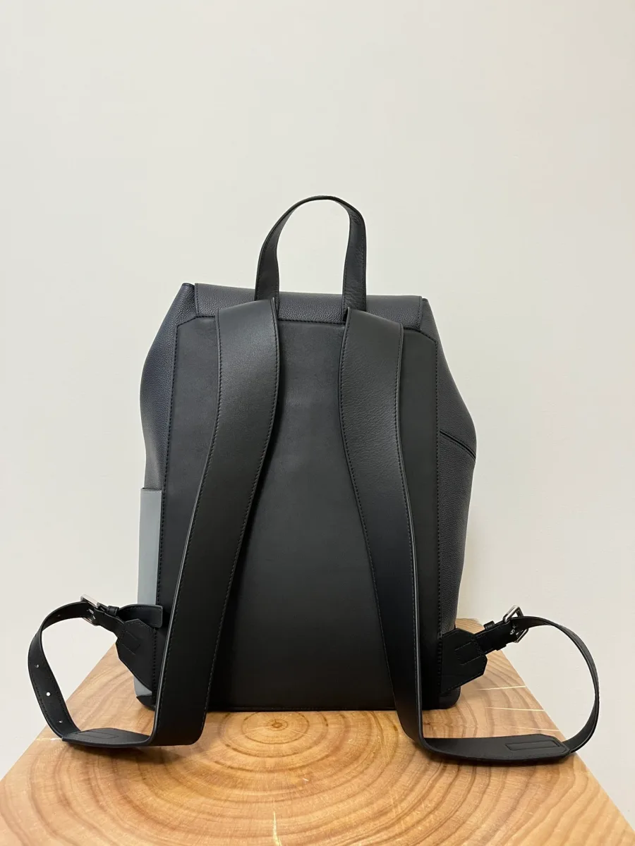 Задняя сторона рюкзака Loewe Puzzle с ручкой и регулируемыми плечевыми ремнями