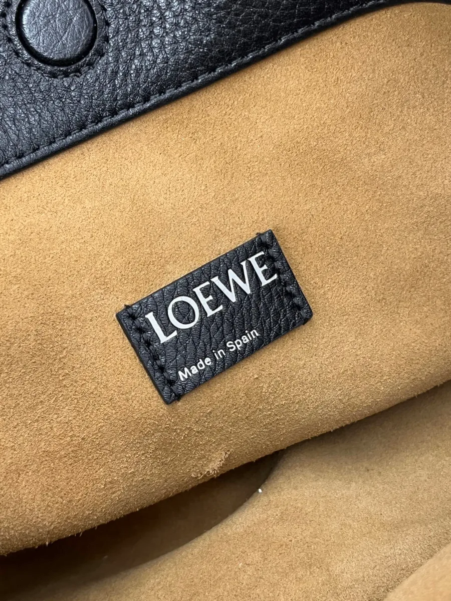 Кожаная нашивка Loewe Made in Spain на бежевой замшевой подкладке