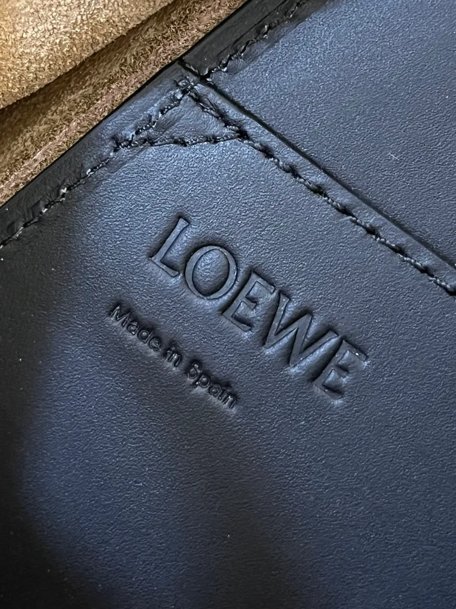 Тиснение Loewe Made in Spain на гладкой кожаной отделке