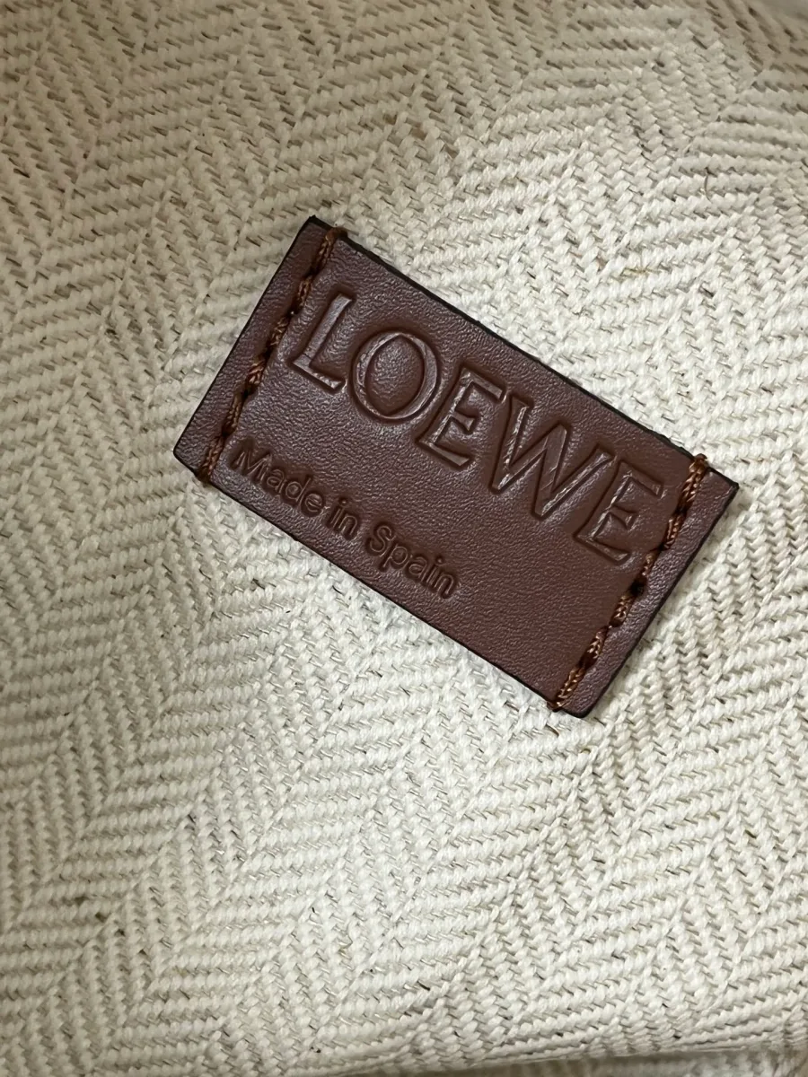 Кожаная нашивка с тиснением LOEWE Made in Spain на холщовой подкладке