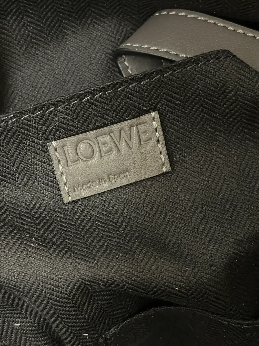 Внутренняя кожаная нашивка с тиснением Loewe Made in Spain