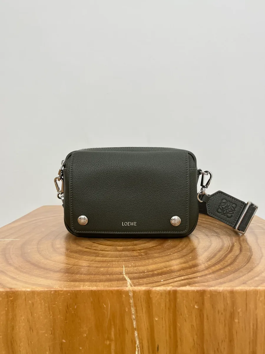 Тёмно-зелёная сумка Loewe Pebble Messenger с широким текстильным ремнём, вид спереди