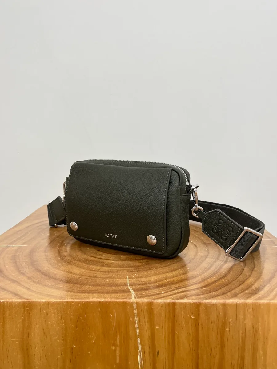 Компактная сумка Loewe Pebble Messenger из зернистой кожи, ракурс три четверти