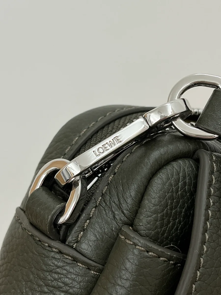 Боковое крепление и карабин из серебристого металла с гравировкой Loewe