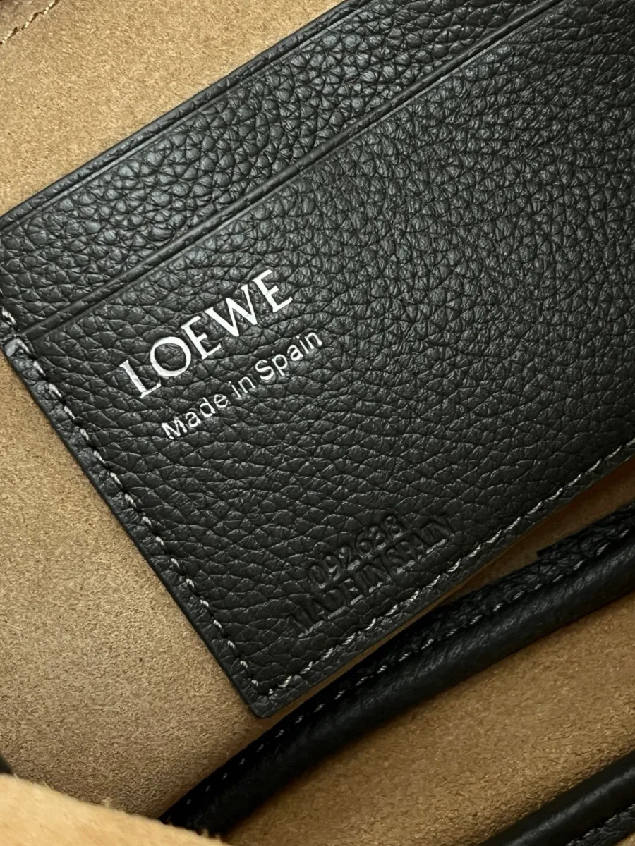 Внутренний кожаный карман с серебристым тиснением Loewe Made in Spain