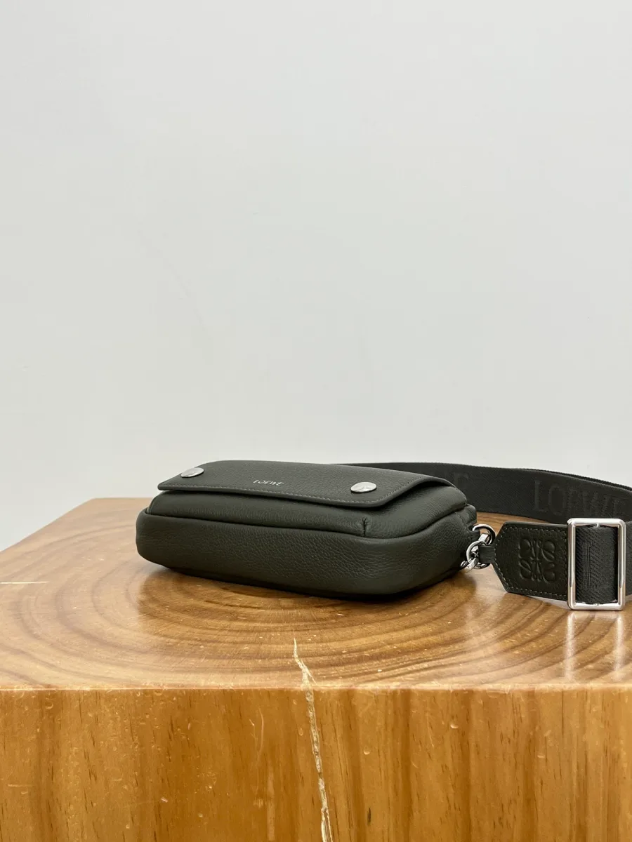 Тёмно-зелёная сумка Loewe Pebble Messenger со стороны верхней молнии