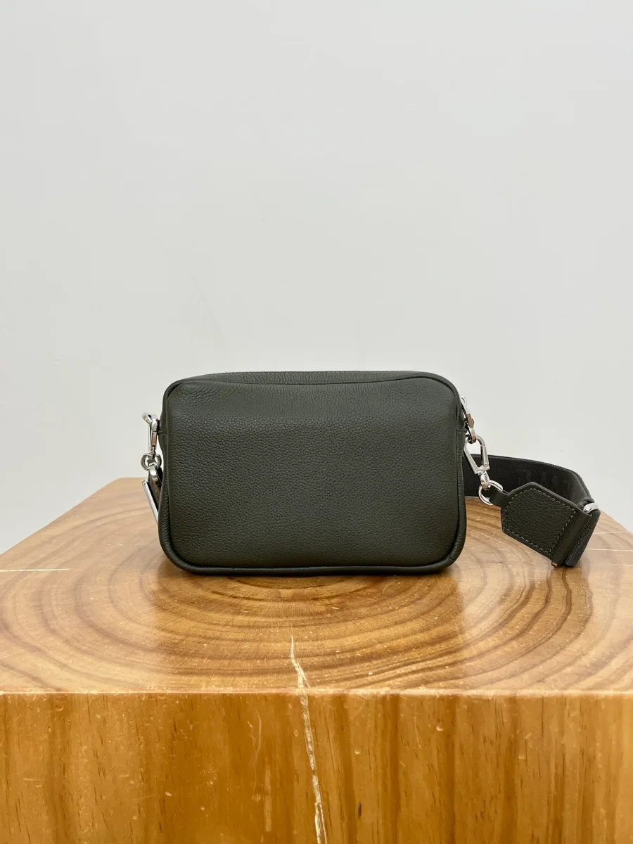 Тёмно-зелёная кожаная сумка Loewe Pebble Messenger, вид сзади