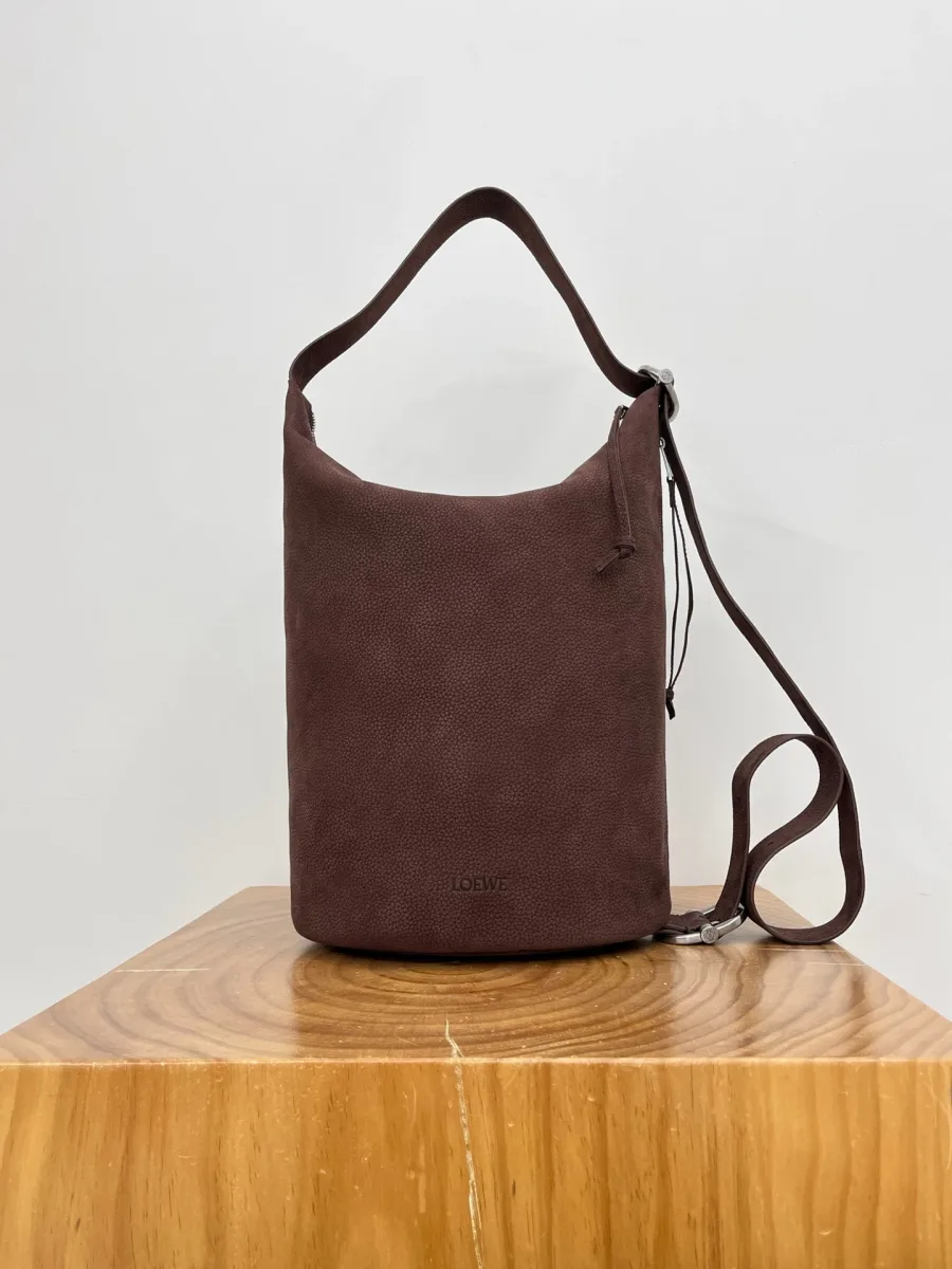 Тёмно-коричневая сумка-ведро Loewe Loop из зернистой кожи, фронтальный ракурс