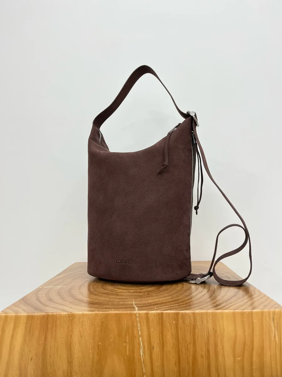 Сумка Loewe Loop тёмно-коричневого цвета в ракурсе три четверти