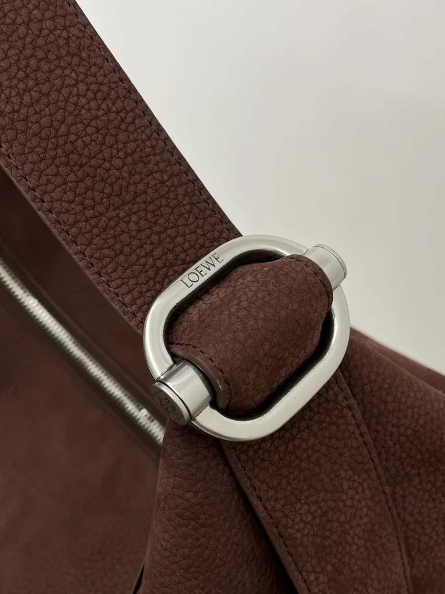 Металлическое кольцо-пряжка с гравировкой Loewe на широком плечевом ремне