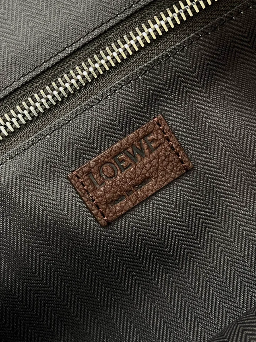 Внутренний карман на молнии с кожаной нашивкой Loewe на фактурной подкладке