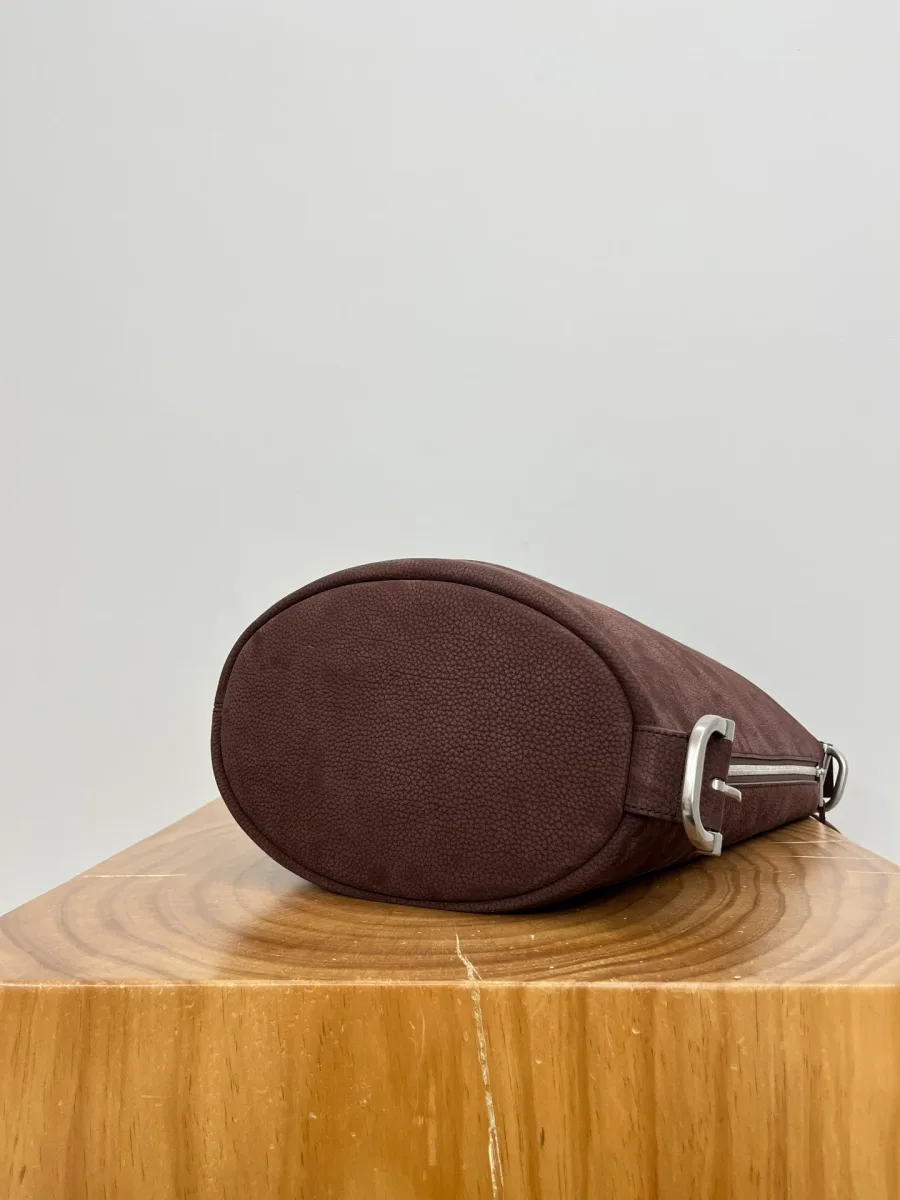 Овальное основание сумки-ведра Loewe Loop и боковой металлический элемент