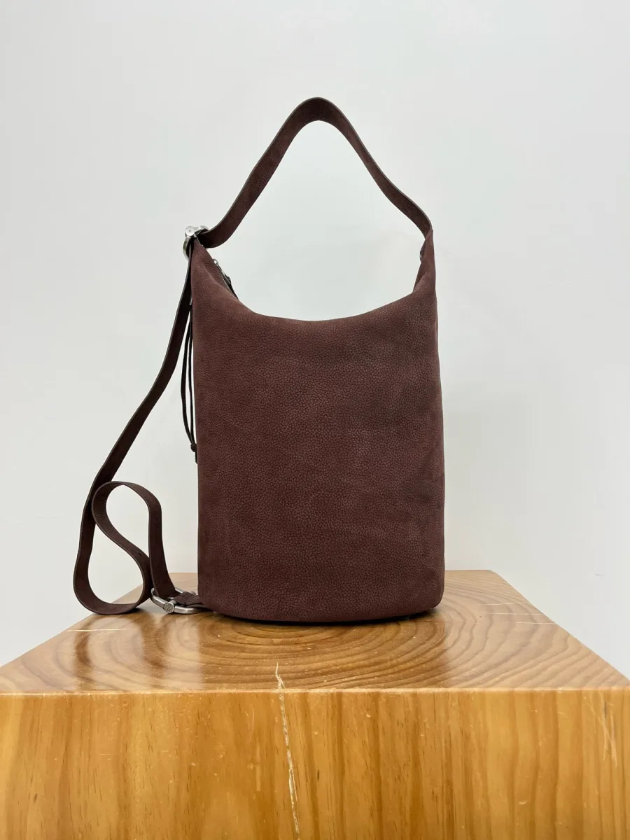 Вид сзади на тёмно-коричневую сумку Loewe Loop с регулируемым ремнём