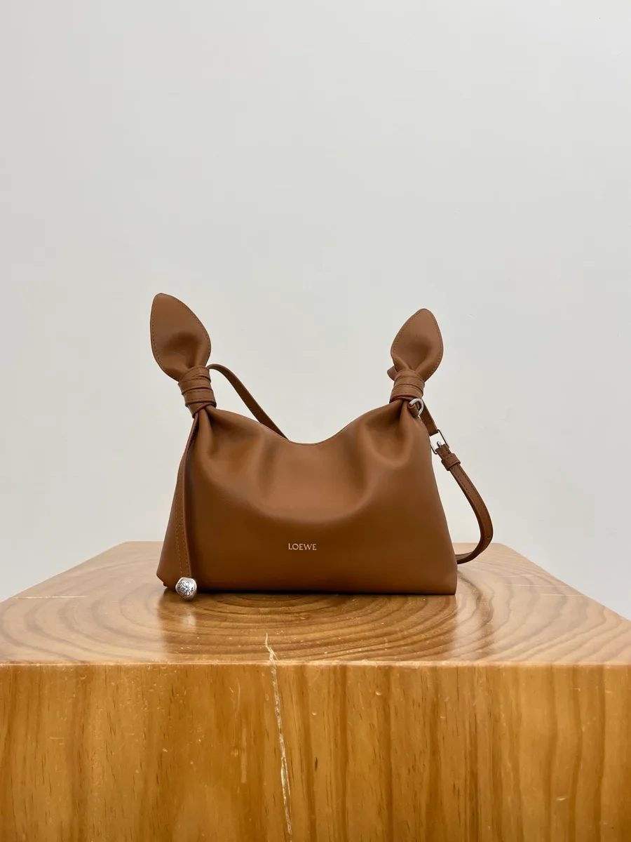 Коричневая кожаная сумка Loewe Scarf Mini с узлами по бокам, вид спереди