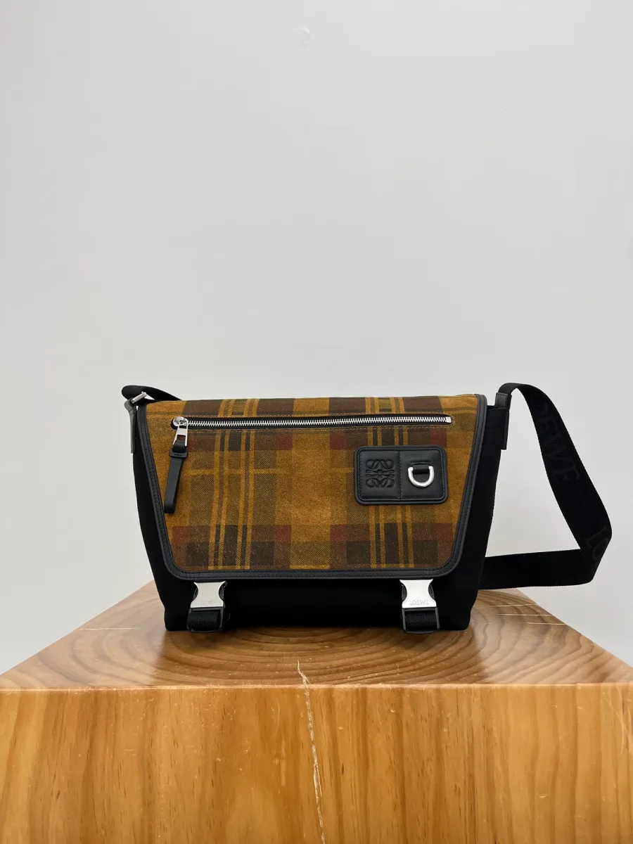 Сумка-мессенджер Loewe Flex в коричневую клетку, вид спереди