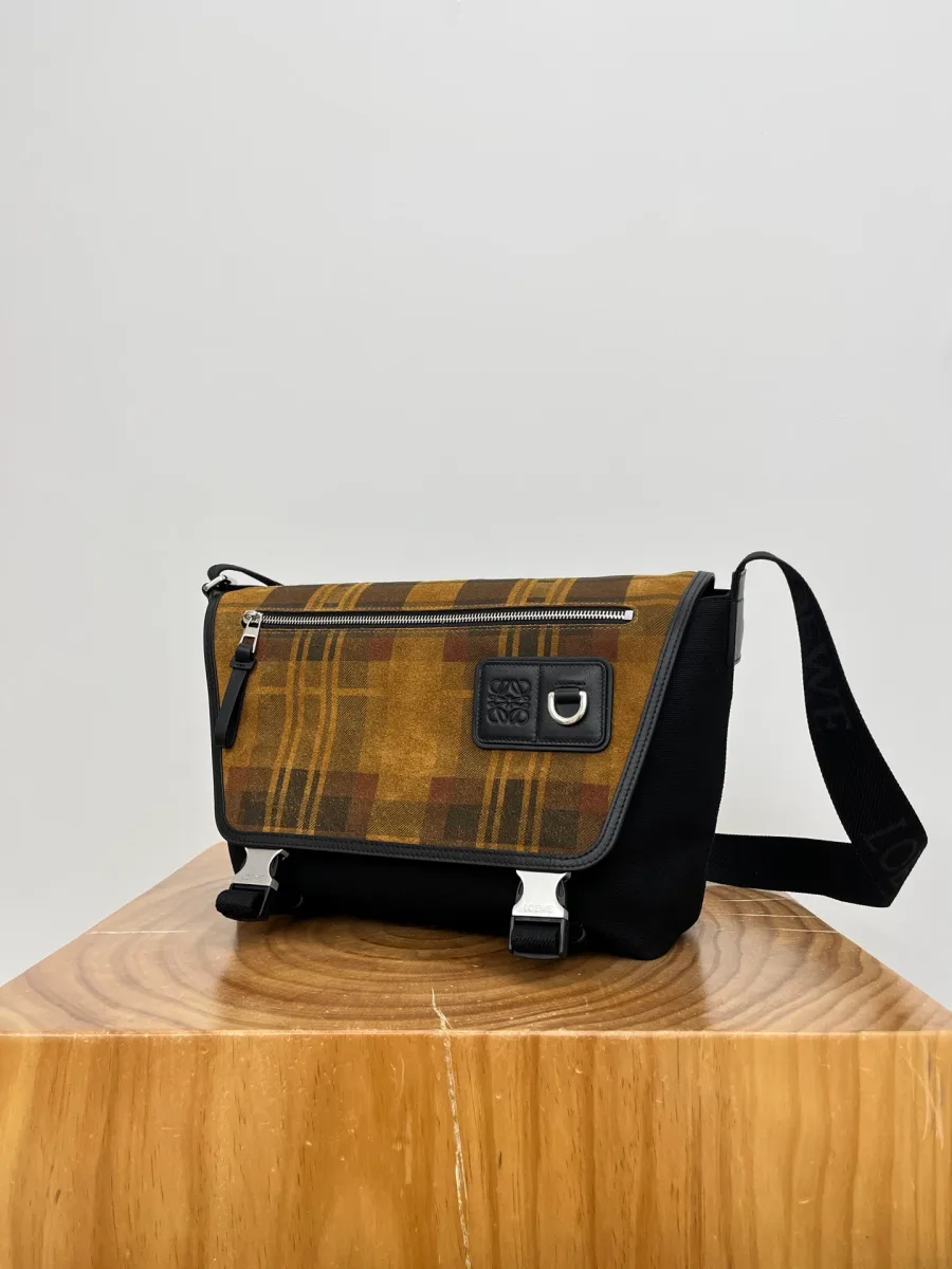 Сумка-мессенджер Loewe Flex в коричневую клетку в ракурсе три четверти