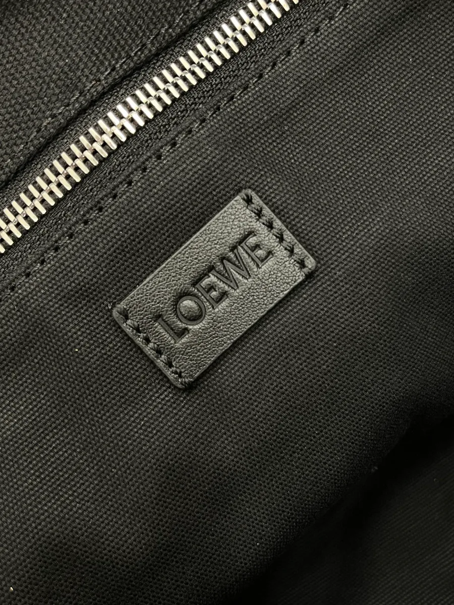 Внутренняя кожаная нашивка с тиснёным логотипом Loewe рядом с молнией