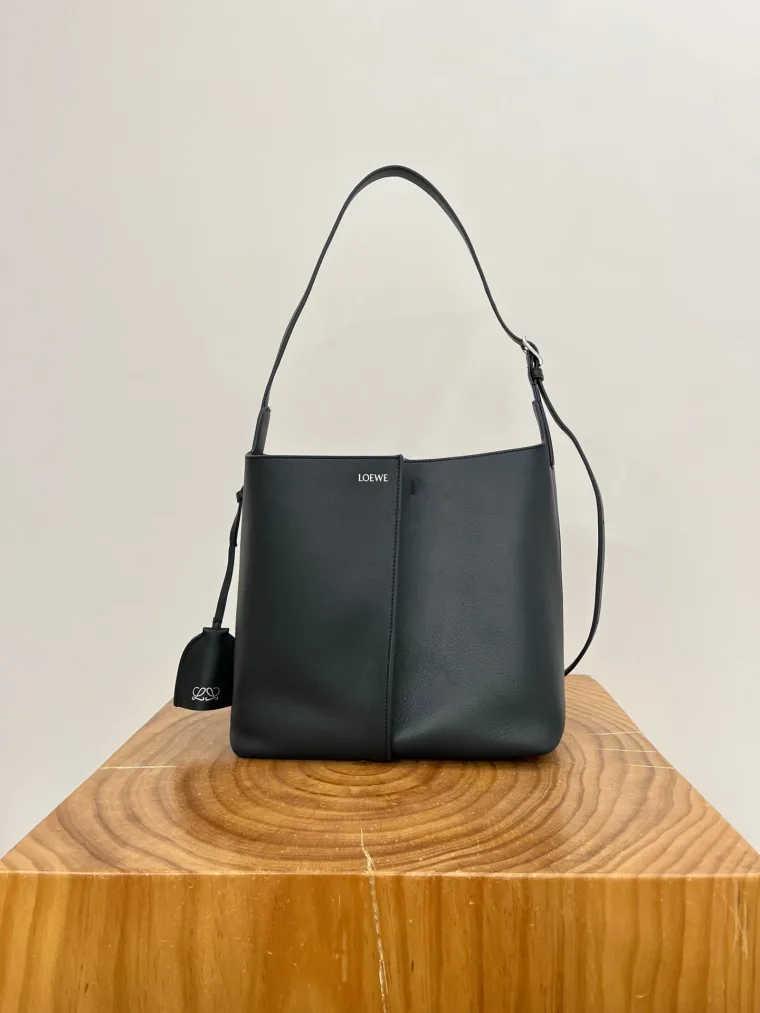 Loewe Тёмно-синяя кожаная сумка Bilbao Medium
