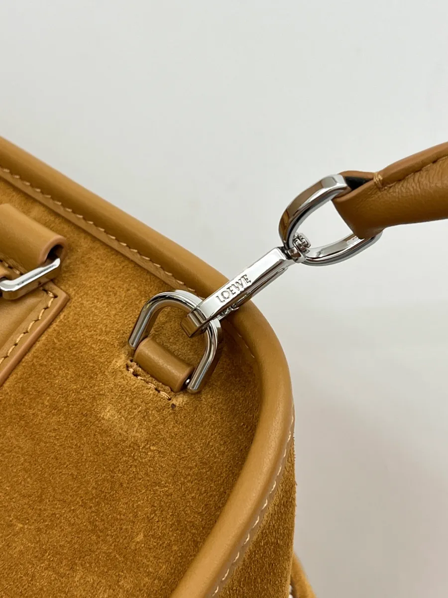 Серебристый металлический карабин съёмного плечевого ремня с гравировкой Loewe
