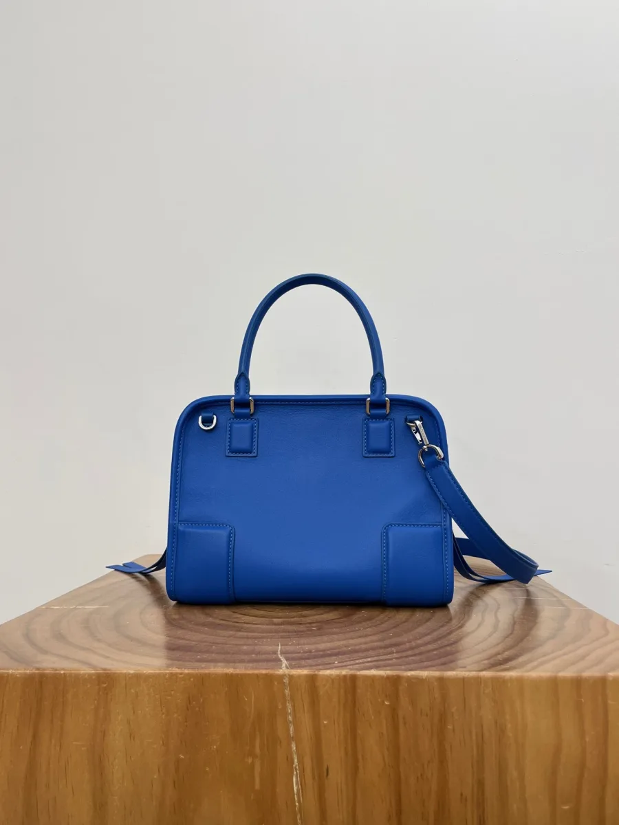 Синяя сумка Loewe Amazona 180, вид сзади со сложенным верхом