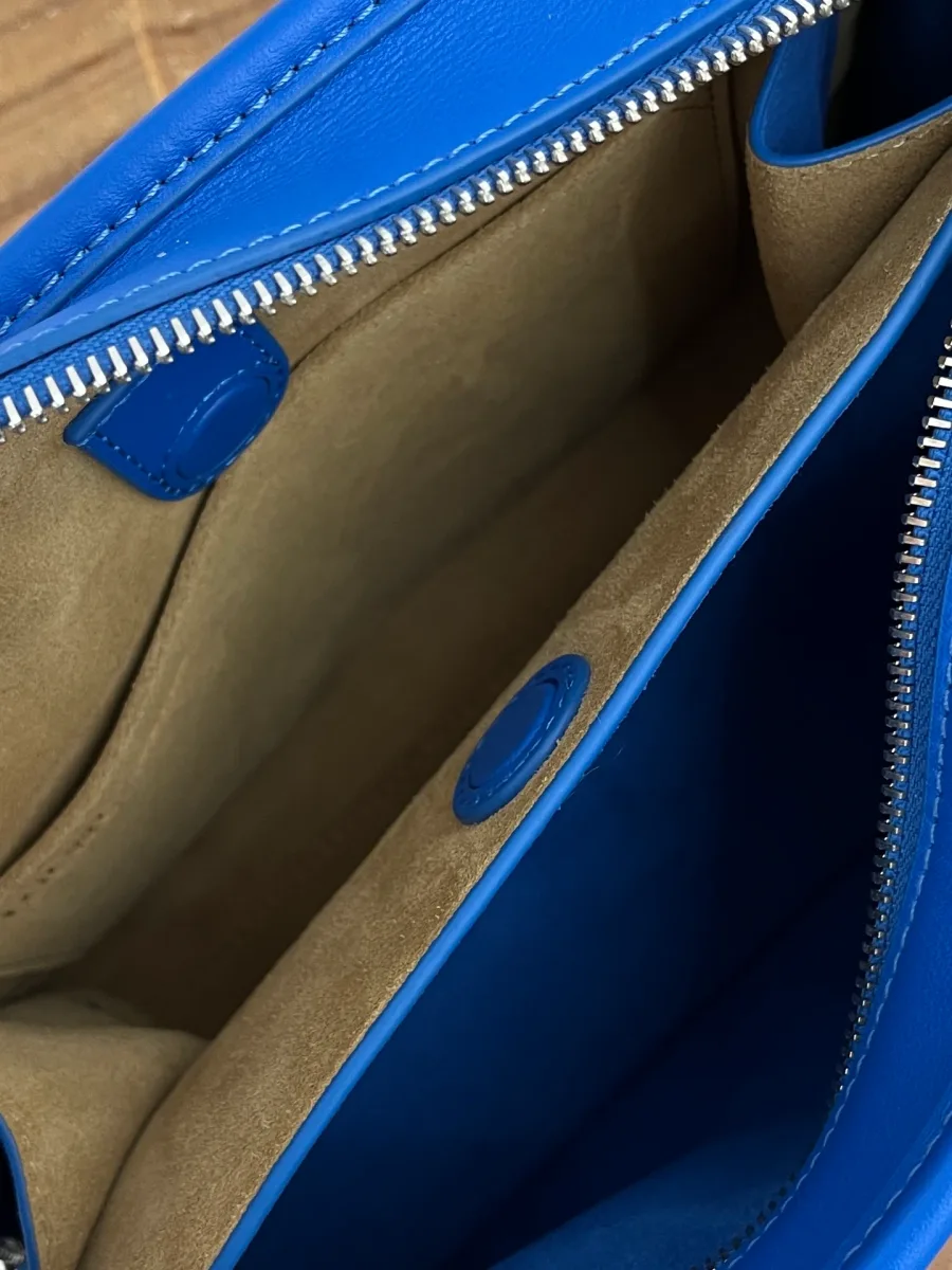 Внутренняя организация сумки Loewe с отделениями и магнитной застёжкой