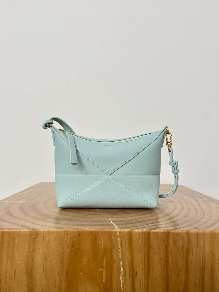 Светло-голубая кожаная сумка Loewe Puzzle Fold Pouch, вид спереди