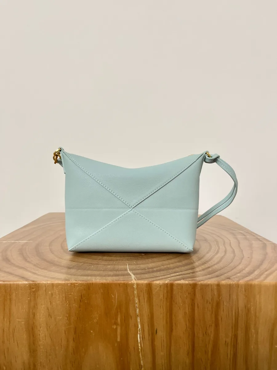 Светло-голубая сумка Loewe Puzzle Fold Pouch, вид с обратной стороны