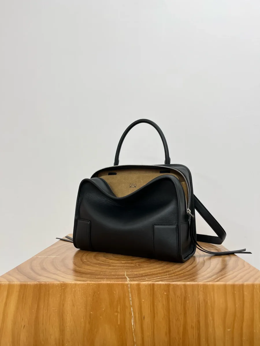 Чёрная сумка Loewe Amazona 180 Medium, ракурс в три четверти