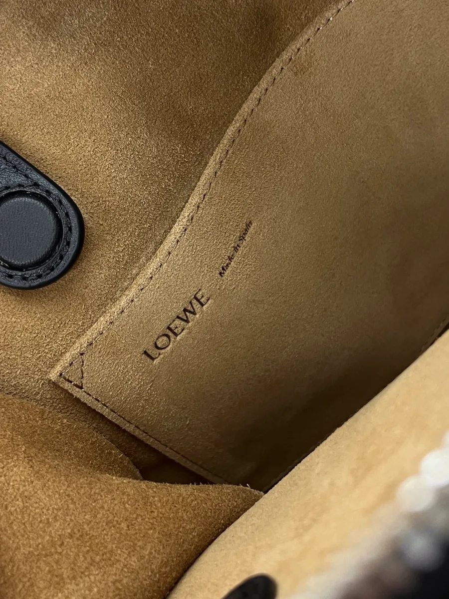 Внутренний накладной карман с тиснёной кожаной нашивкой Loewe