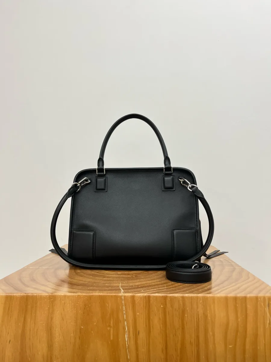 Чёрная сумка Loewe Amazona 180 Medium, вид спереди со съёмным ремнём