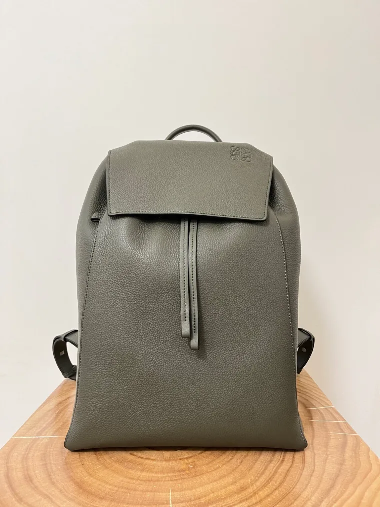 Loewe Зелёный кожаный рюкзак с кулиской и тиснением Anagram
