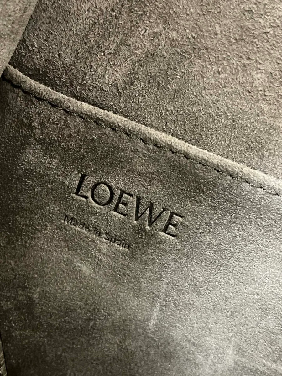 Тиснёный логотип бренда Loewe Made in Spain на внутренней замшевой отделке