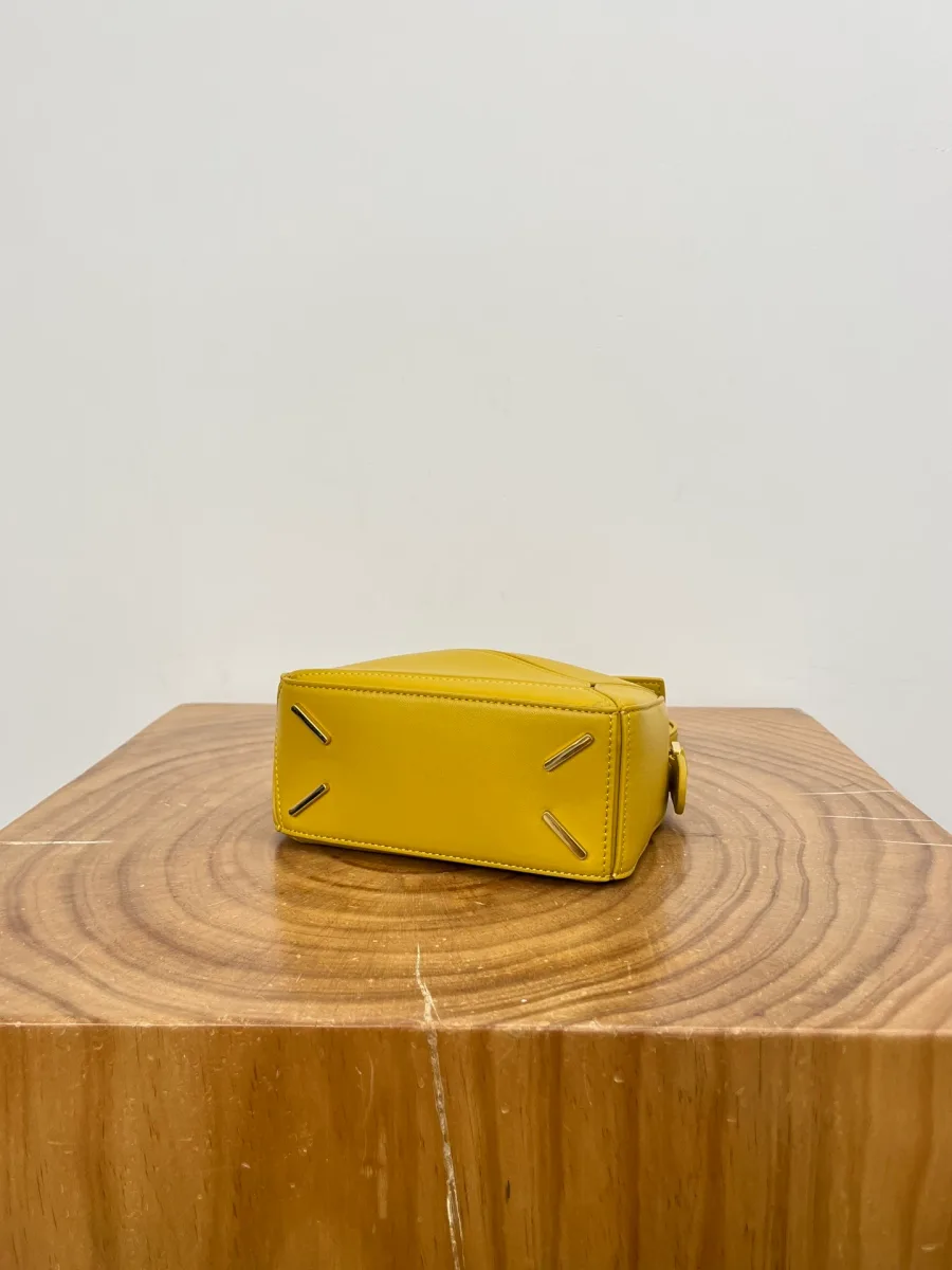 Дно сумки Loewe Puzzle Mini с четырьмя металлическими ножками