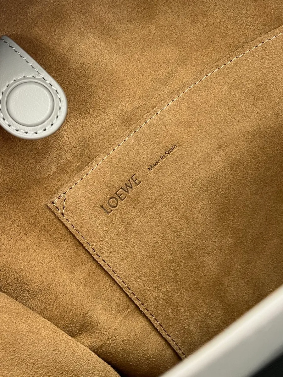 Внутренняя отделка с плоским накладным карманом и тиснёным логотипом Loewe