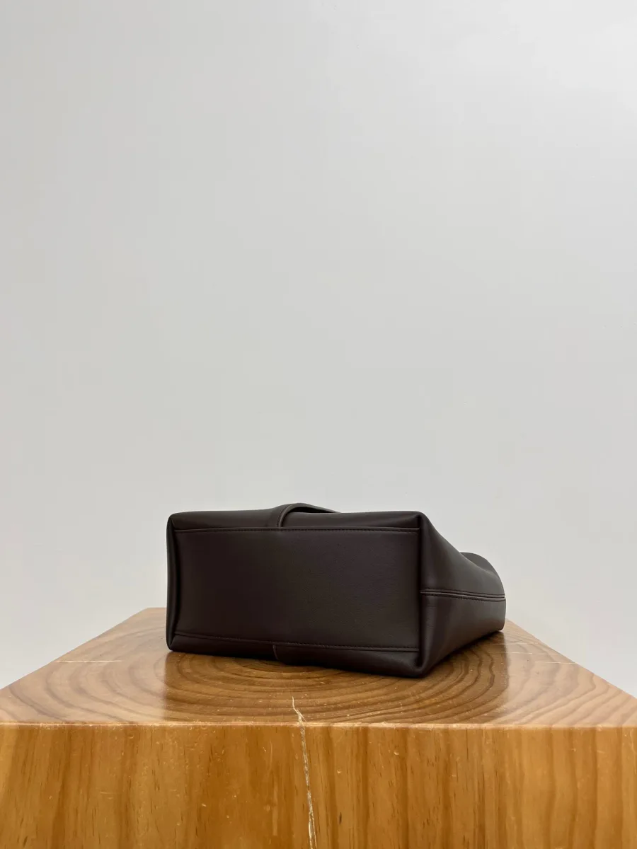 Дно сумки Loewe Bilbao из коричневой кожи, вид снизу