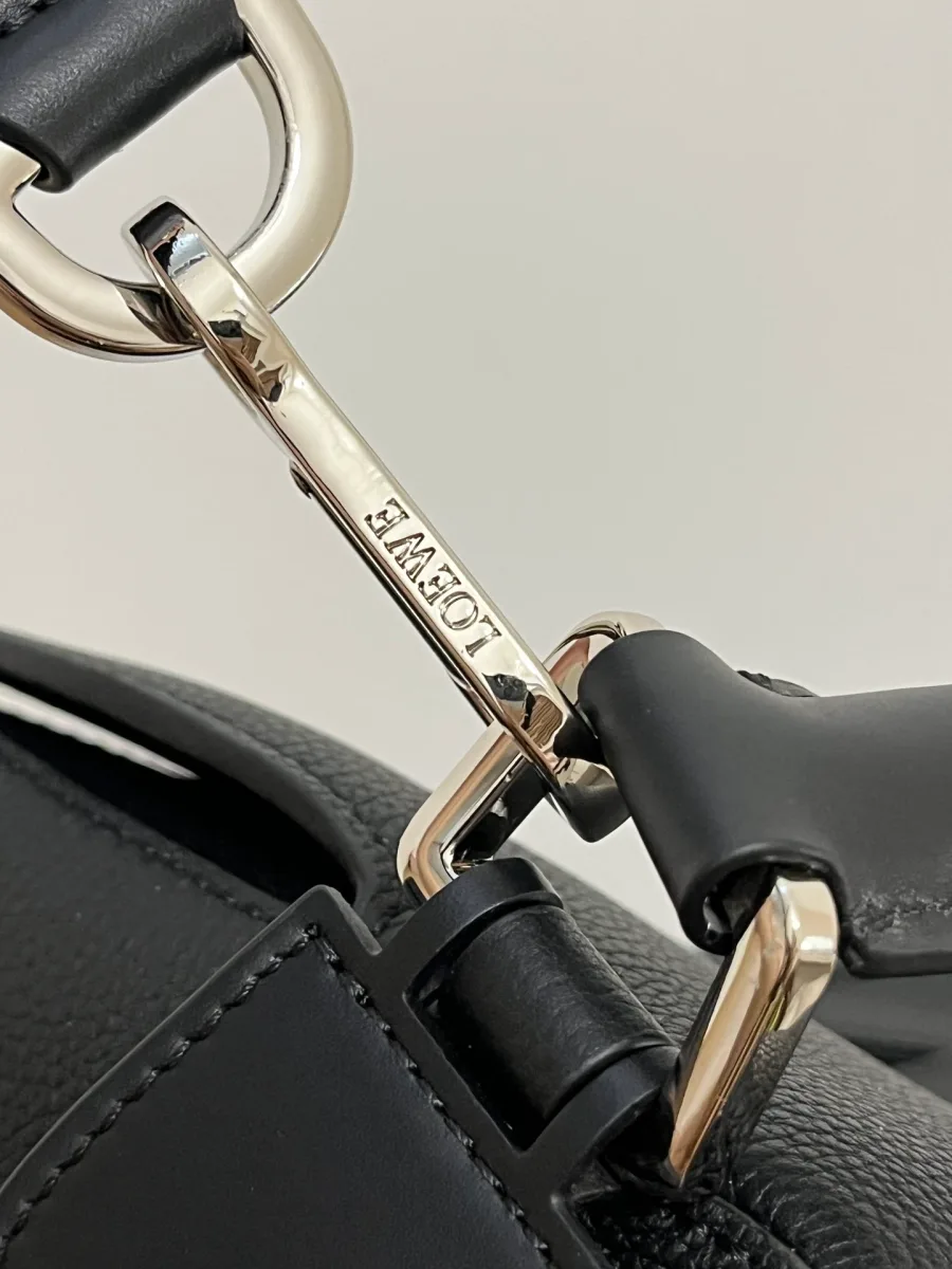 Серебристый металлический карабин плечевого ремня с гравировкой Loewe