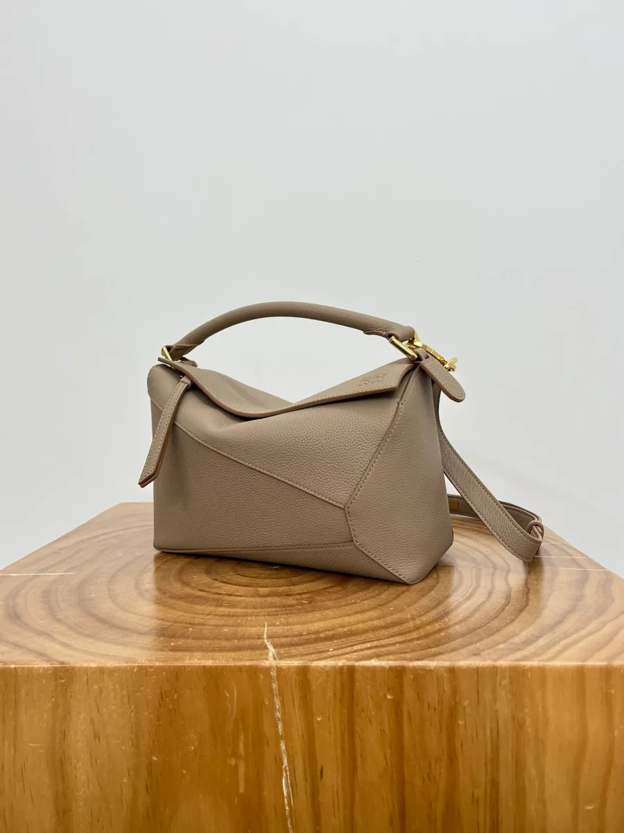 Сумка Loewe Puzzle из зернистой бежевой кожи, ракурс в три четверти