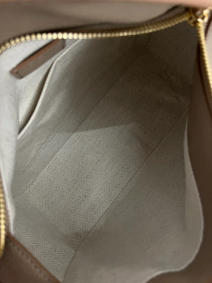 Внутреннее отделение сумки со светлой текстильной подкладкой