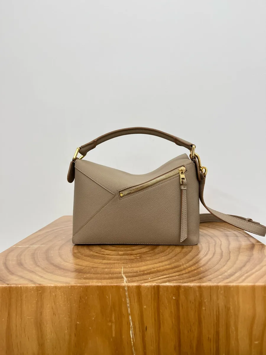 Задняя панель сумки Loewe Puzzle с прорезным карманом на молнии